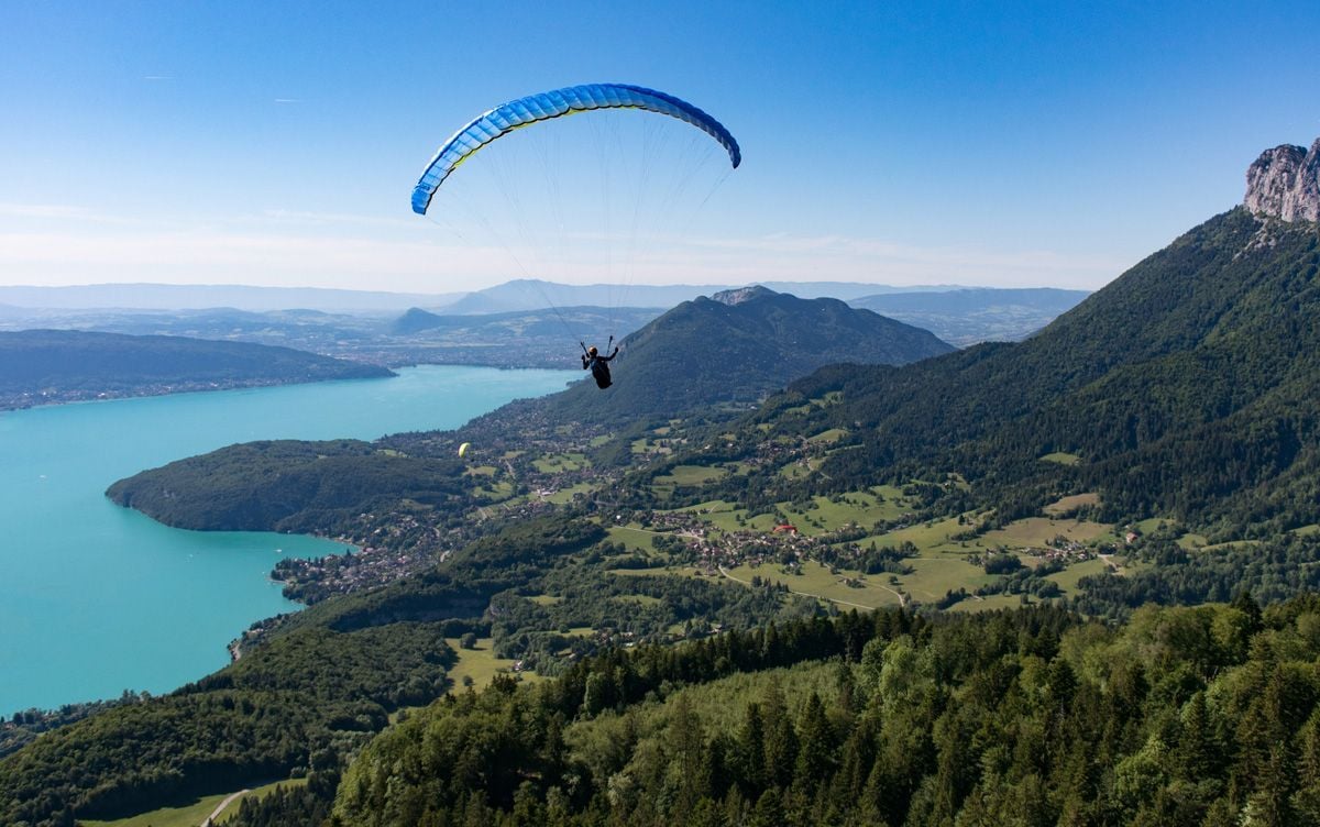 Parapente sobre el lago Annecy, en los Alpes.