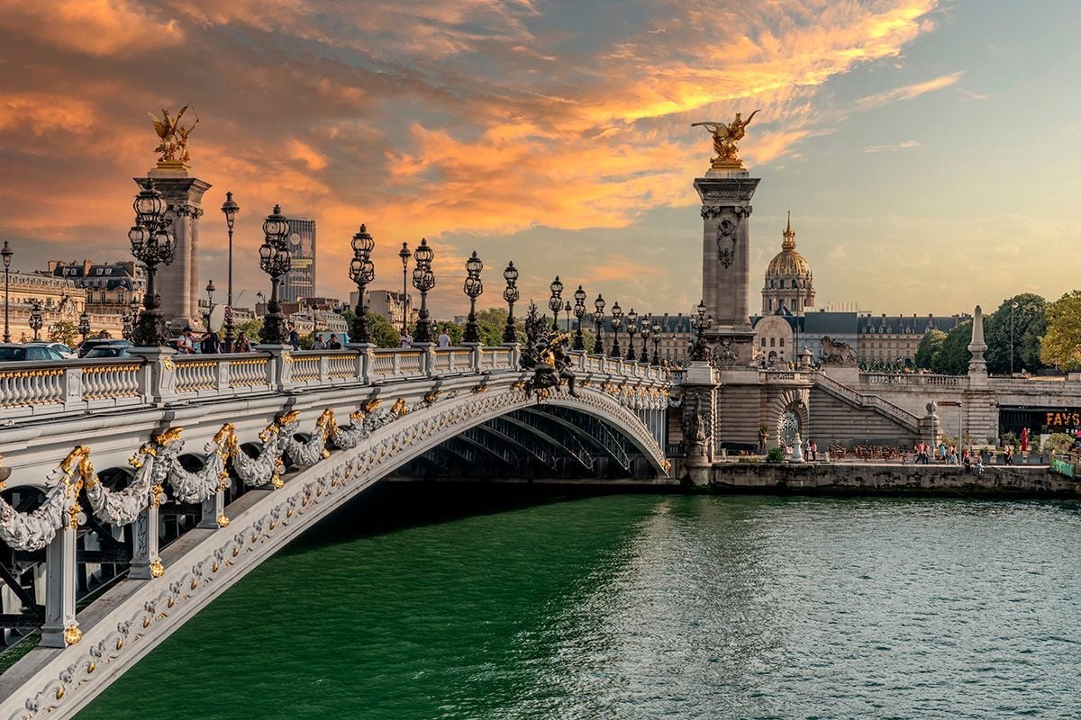 Atardecer sobre el puente Alexandre III en París