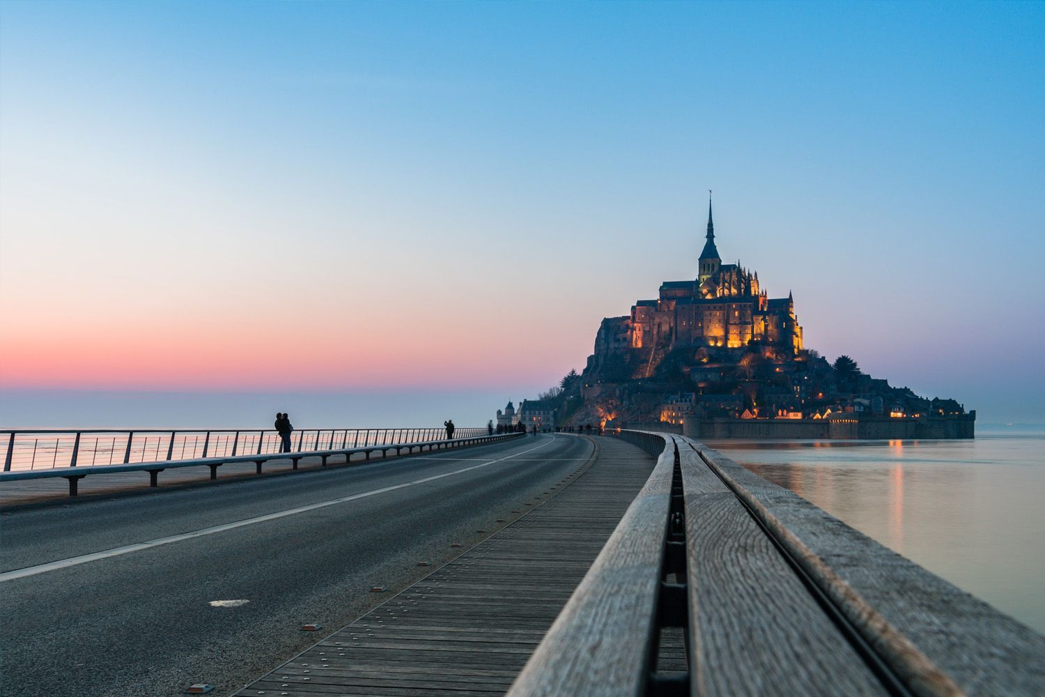 Pasarela para acceder al Mont Saint-Michel, incluso con marea alta.