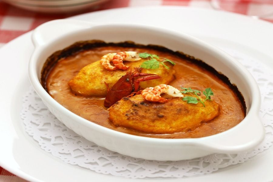 Quenelle de pescado con salsa de cangrejo de río, un clásico de los bouchons lyonnais.