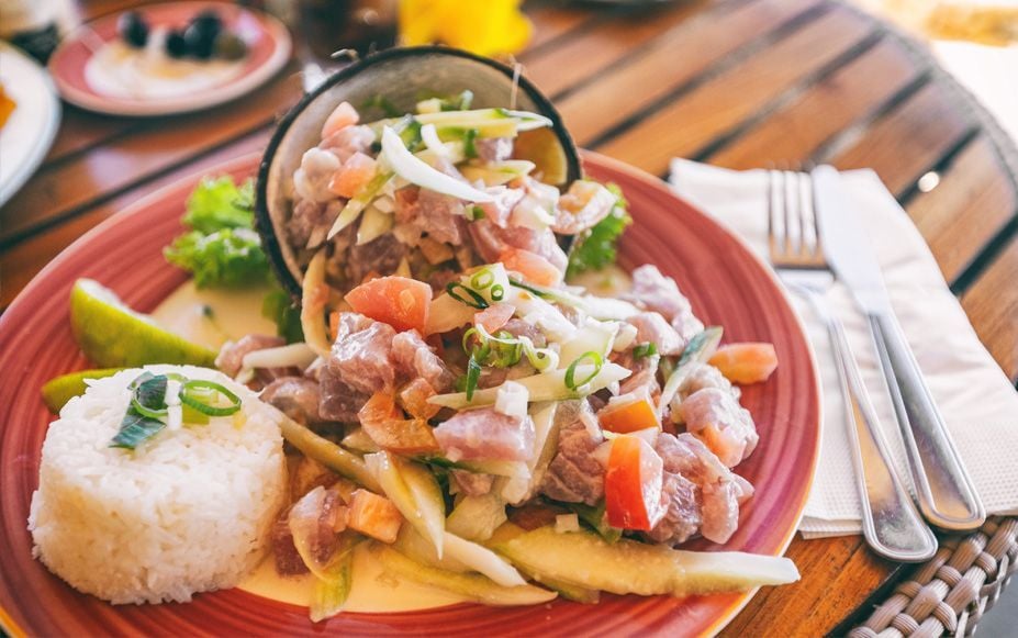 Plato de poisson cru, una especialidad de la Polinesia Francesa.