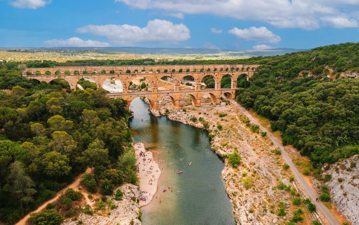 Piraguismo bajo el Pont du Gard, en Occitania.