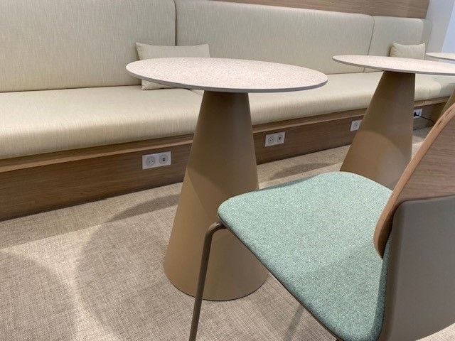 ベンチの下にもコンセントがあります