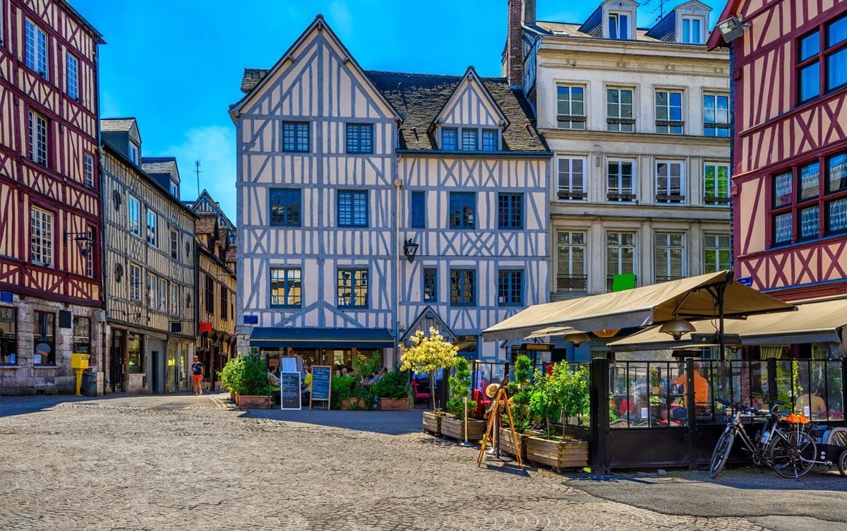 Una calle de Rouen con sus casas de entramado de madera, en Normandía.