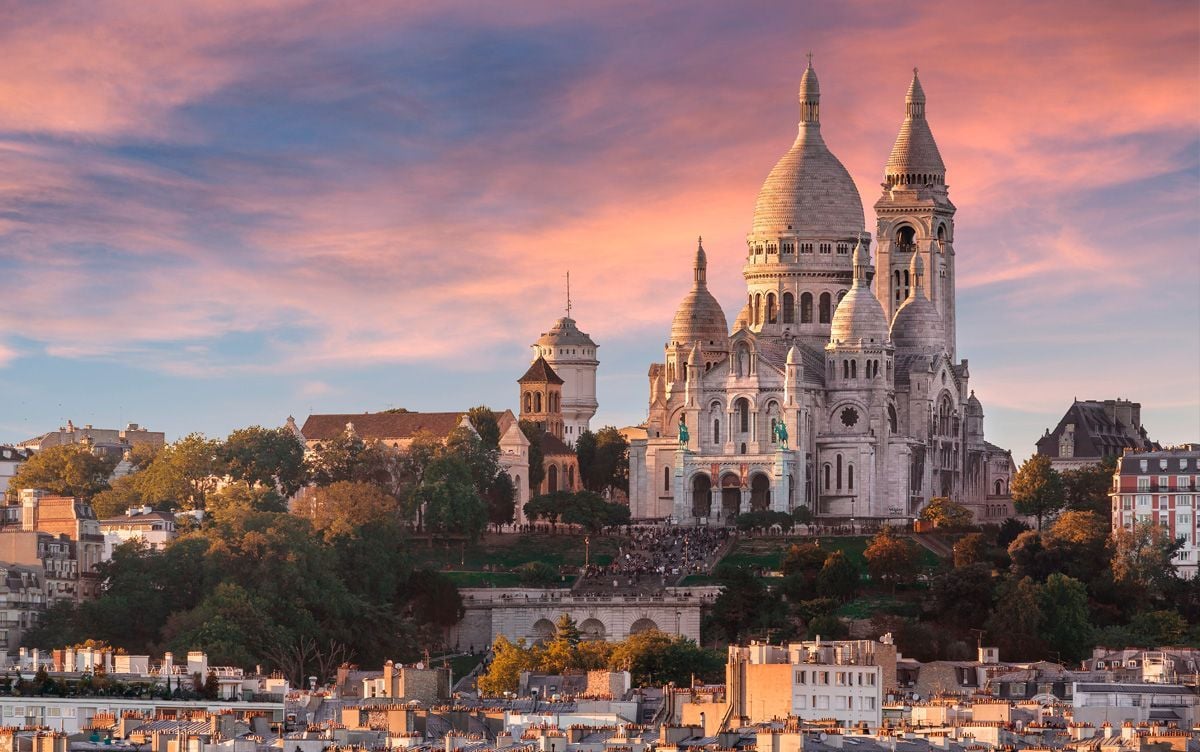 La Basílica de Sacré Cœur en lo alto de Montmartre, en París.