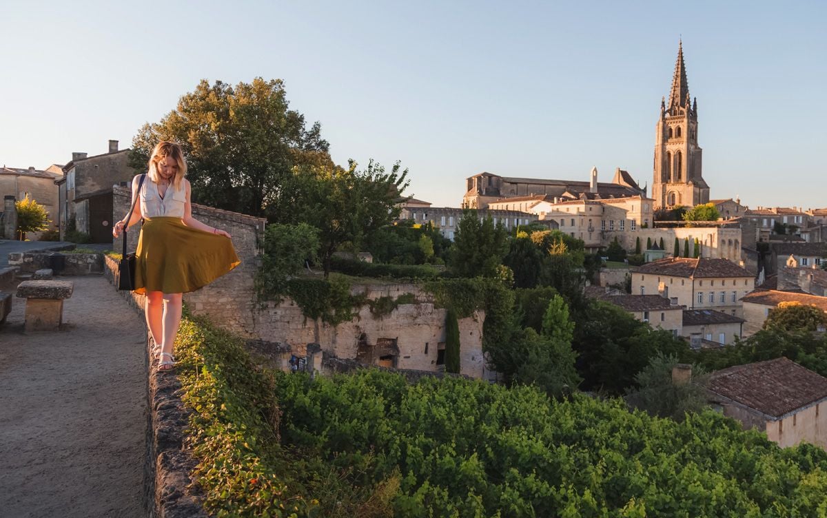 La iglesia monolítica y su campanario dominando el pueblo de Saint-Emilion, cerca de Burdeos.