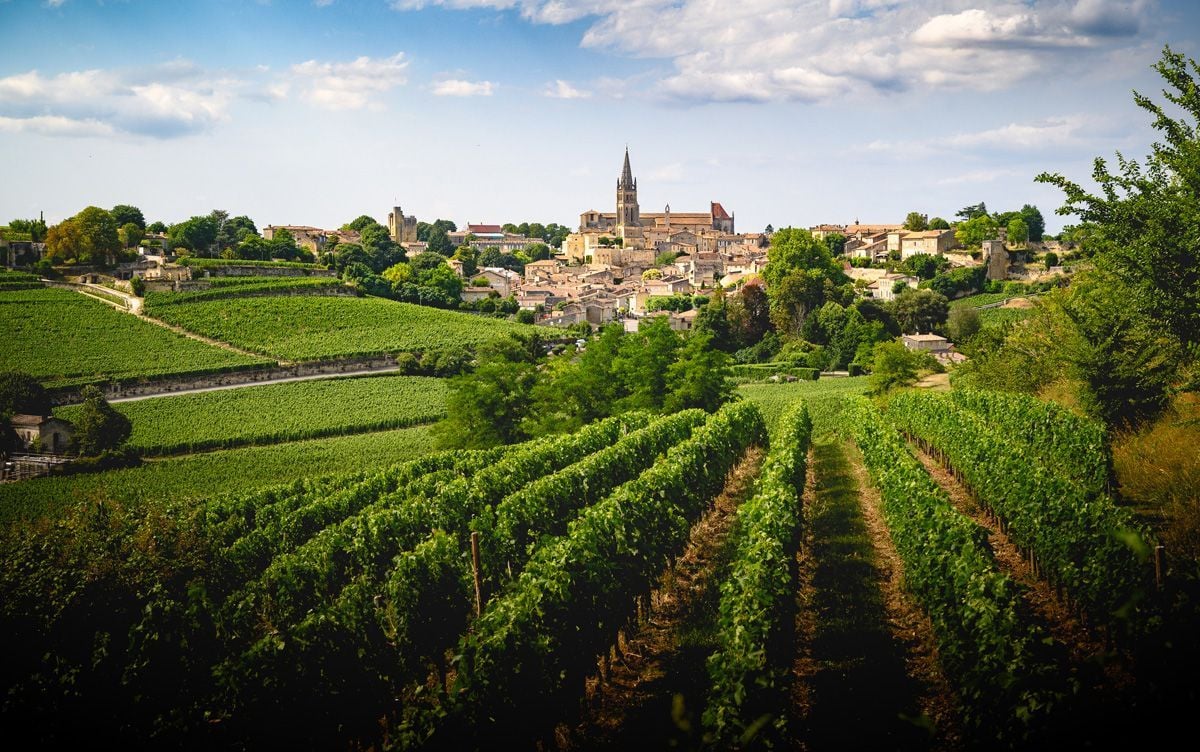 Los viñedos y el bello pueblo de Saint-Émilion, en Nouvelle-Aquitaine.