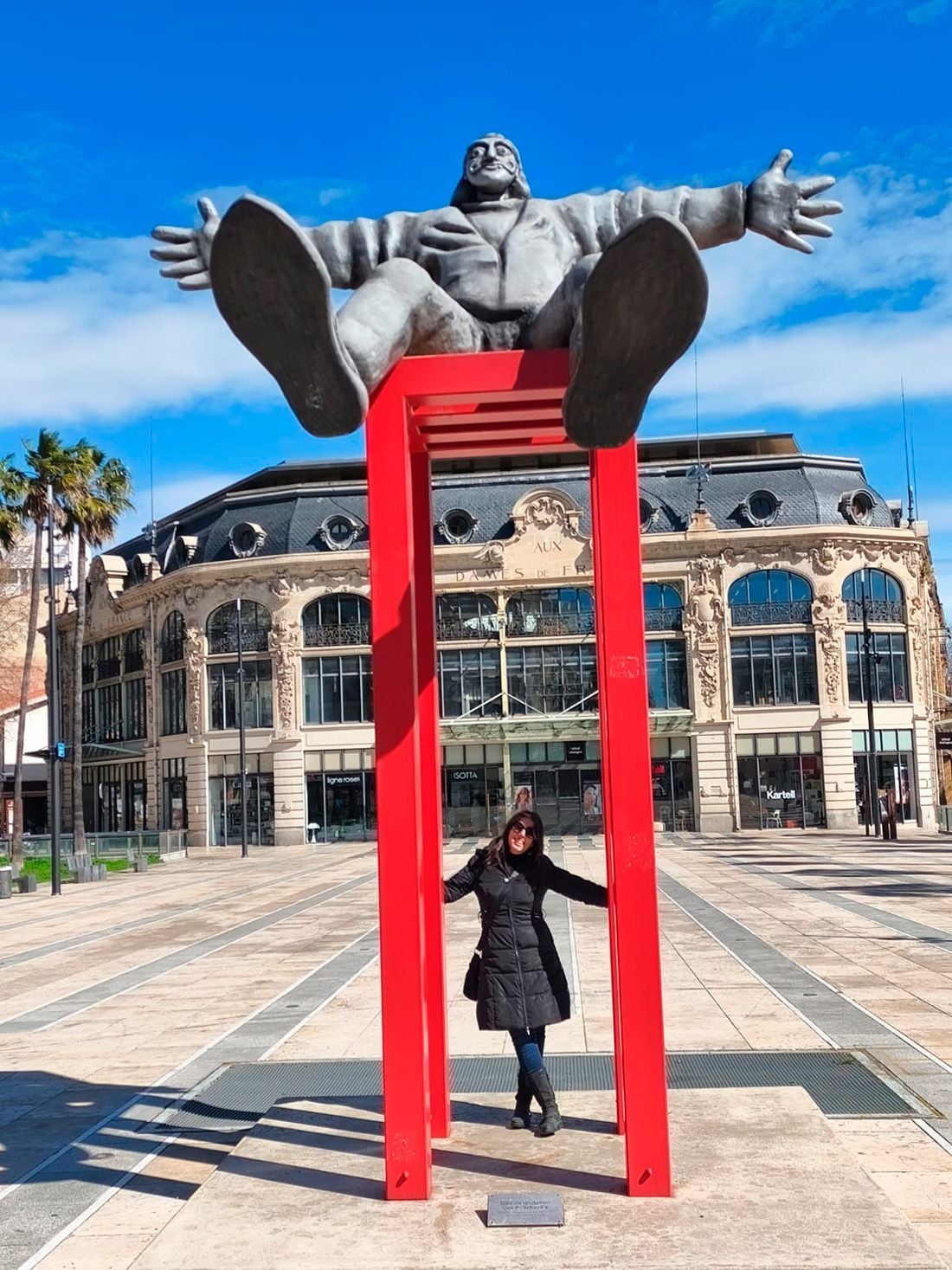 Silvia en Perpiñán con Dali en la Plaza Cataluña