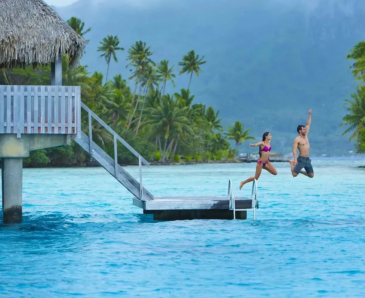 Pareja en alojamiento sobre pilotes en Bora Bora