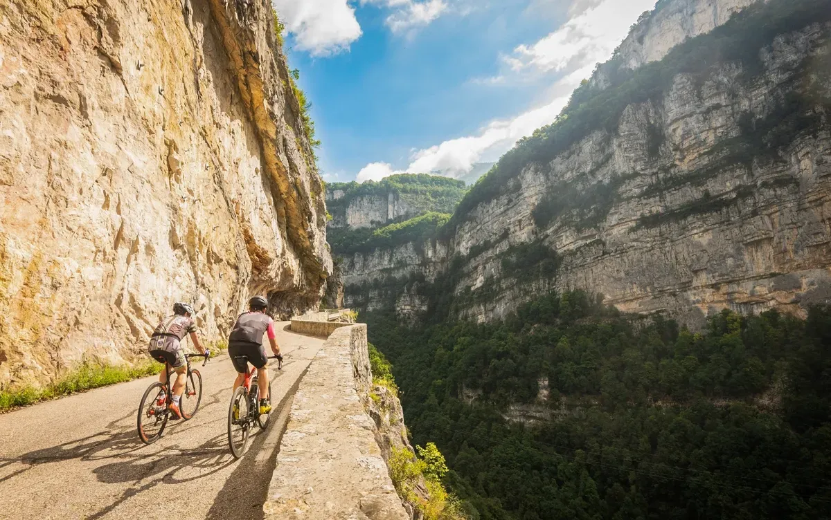 Ciclistas por el macizo de Vercors