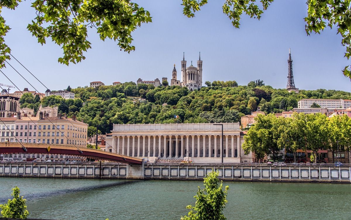 Vista desde el río de la Basílica Fourvière de Lyon.
