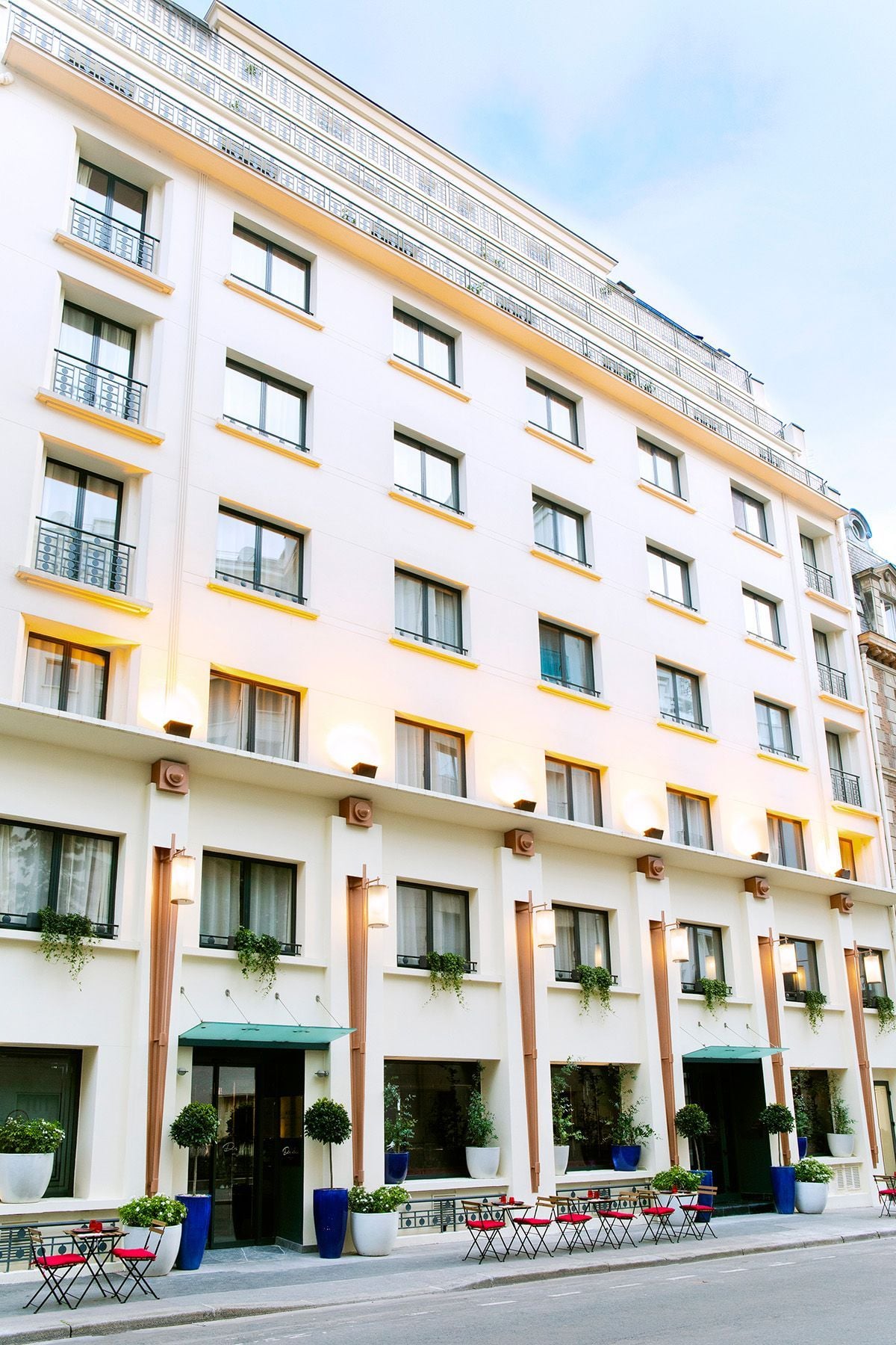 Un hotel inspirado en la Torre Eiffel y las formas geométricas.