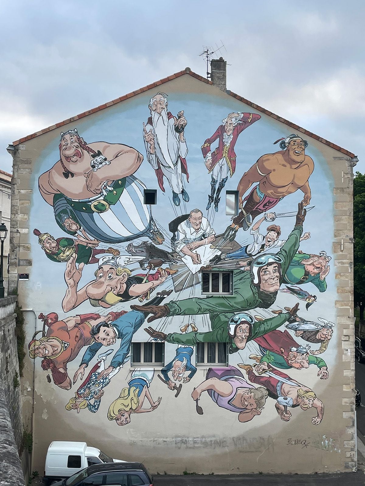 Fachada pintada con personajes de cómic en Angulema